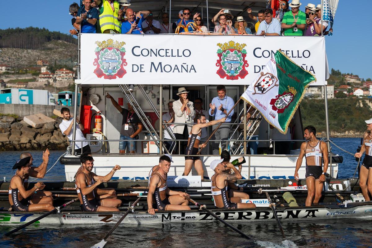 La tripulación de Ziérbena Bahías de Bizkaia, entrenada por el moañés Dani Pérez, celebra la bandera conquistada en Meira en la regata del 12 de agosto.