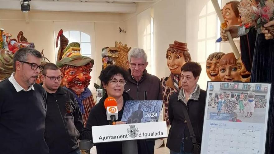 La regidora de Cultura, Carme Riera, al centre, amb els responsables del calentari de la imatgeria