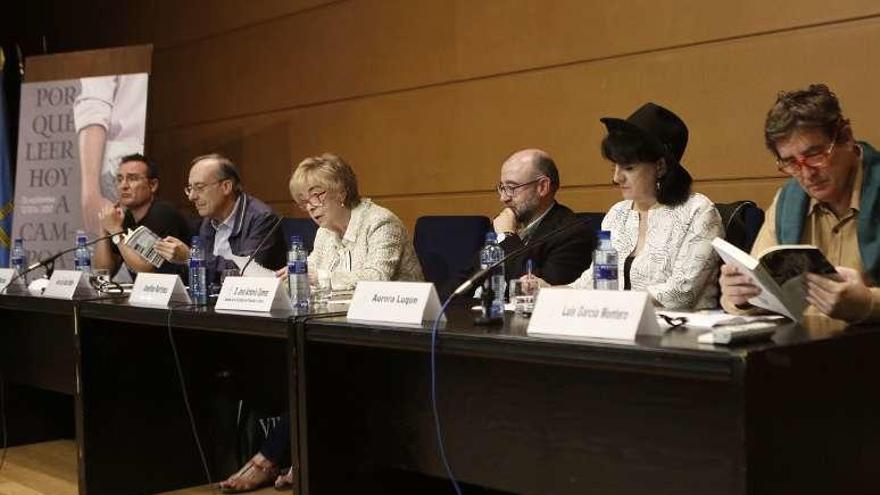 De izquierda a derecha, Marzal, García Rubio, Martínez, Gómez, Luque y García Montero, ayer, en el Milán.