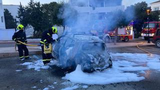 Incendio de madrugada de un coche en un aparcamiento de Formentera