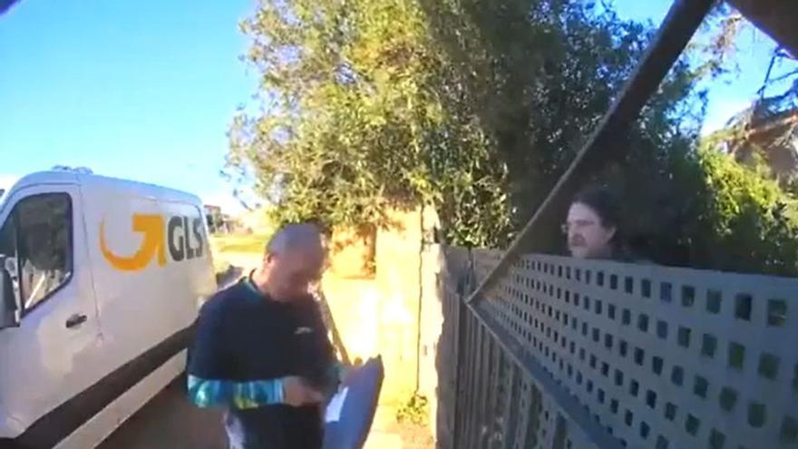 El polémico vídeo de un repartidor que se niega a entregar un paquete por la respuesta del destinatario