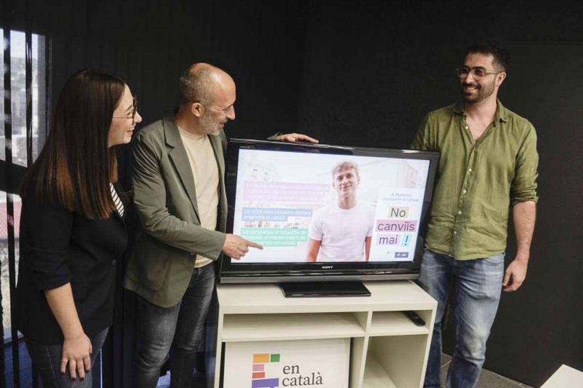 La regidora Tània Infante, lalcalde Marc Aloy i lassessor per la Llengua Catalana, Marc Orriols, miren la pantalla on es projecta el vídeo de la campanya protagonitzada per lactor Jan Buxaderas