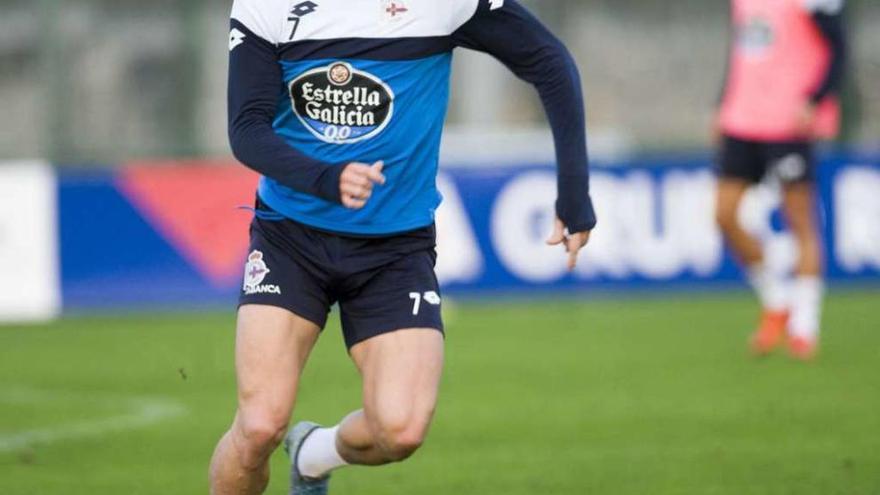 Lucas persigue el balón durante el entrenamiento de ayer en Abegondo.