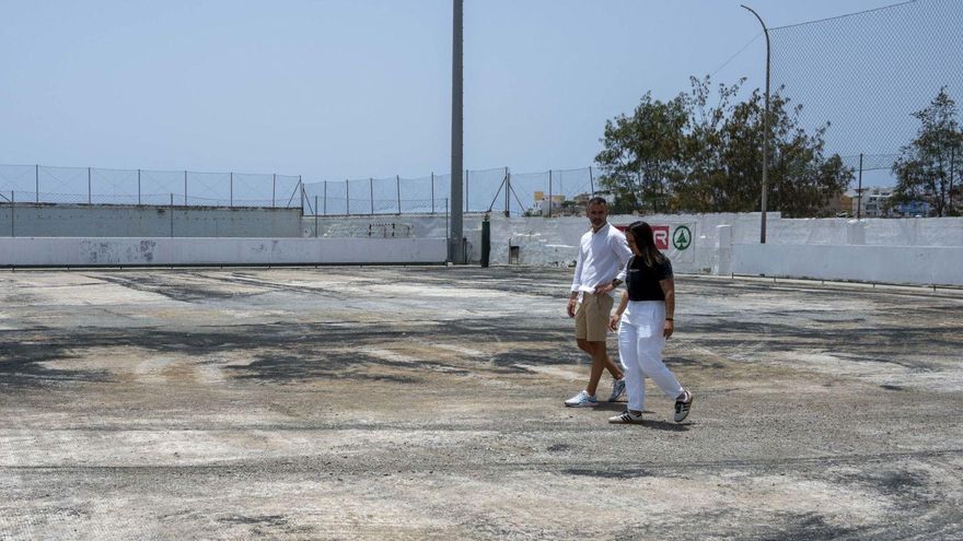 El campo de fúbol de Arguineguín mejora el césped artificial y el riego