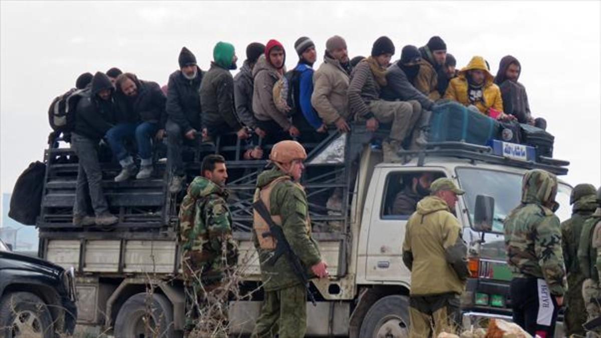 Salida 8 Civiles y combatientes rebeldes son evacuados de Alepo bajo la estrecha vigilancia de soldados rusos y de las fuerzas progubernamentales, ayer.