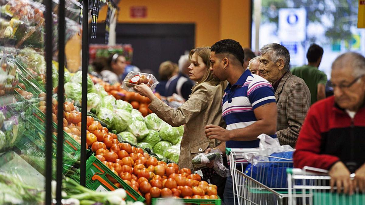 Los españoles gastan una media de 5.490 euros al año en alimentación. | EFE/DAVID AGUILAR