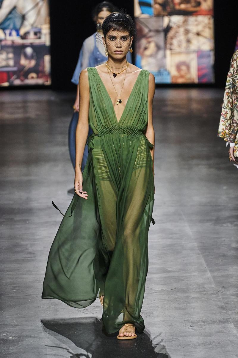 Vestido largo de organza en verde del desfile de primavera-verano 2021 de Dior