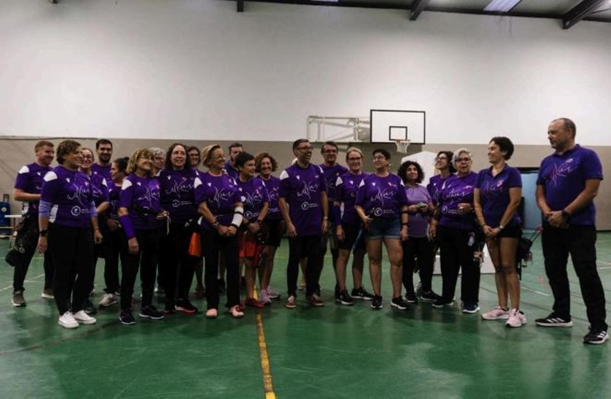 Miembros del club de tiro, en el polideportivo.