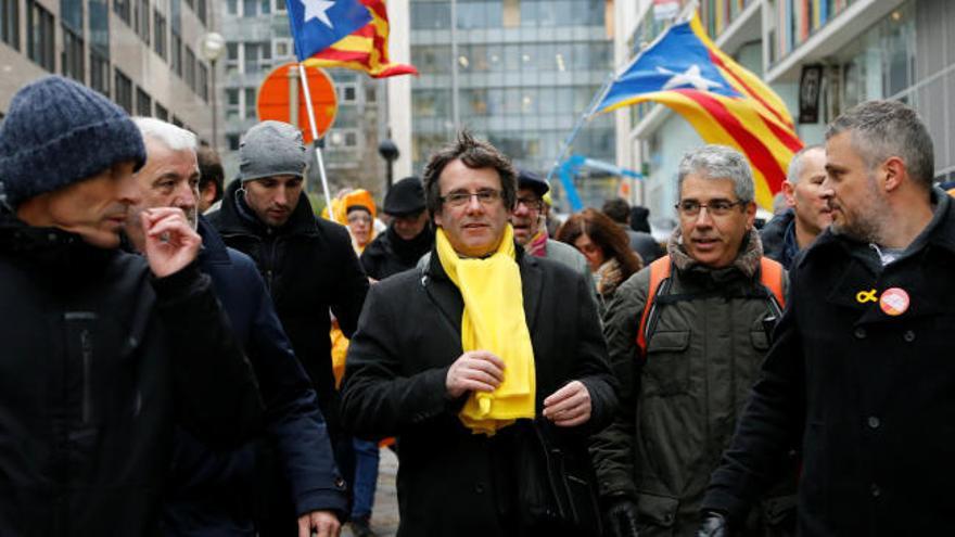 Puigdemont, recibido a gritos de 'president' en la manifestación en Bruselas