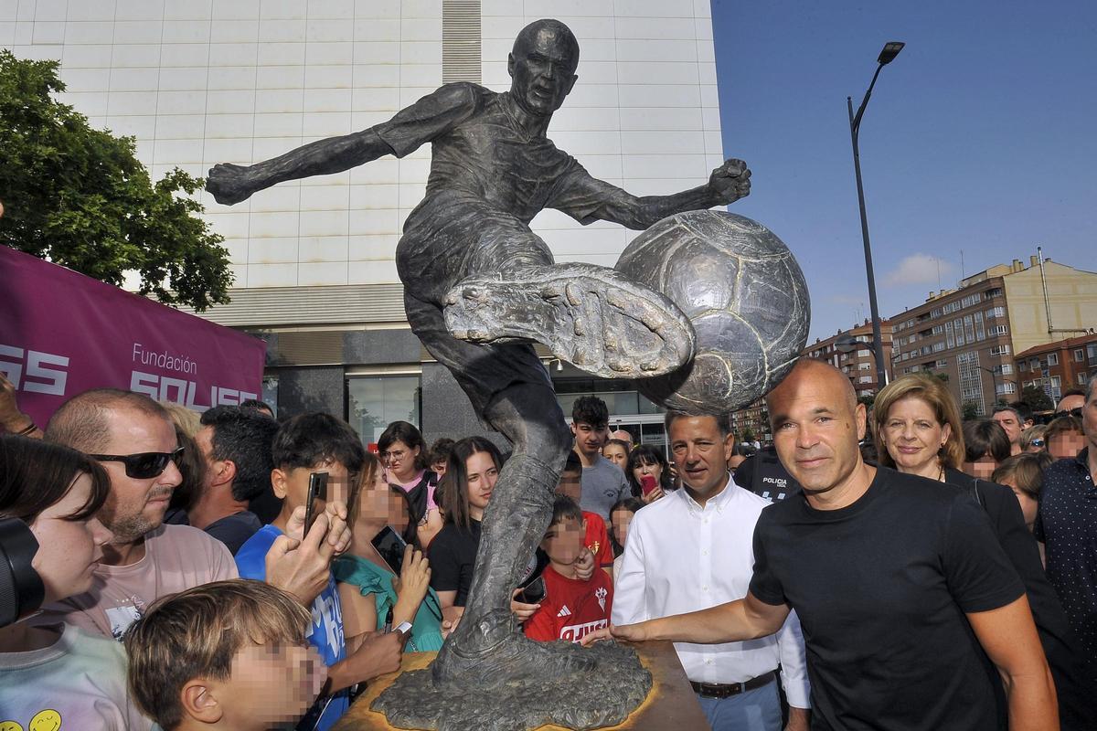 Andrés Iniesta visitó la escultura en honor al gol que marcó en el Mundial de Sudáfrica 2010