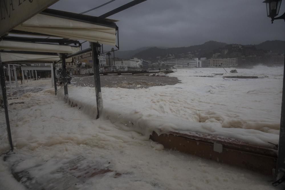 El temporal omple d'escuma de mar carrers de Tossa de Mar