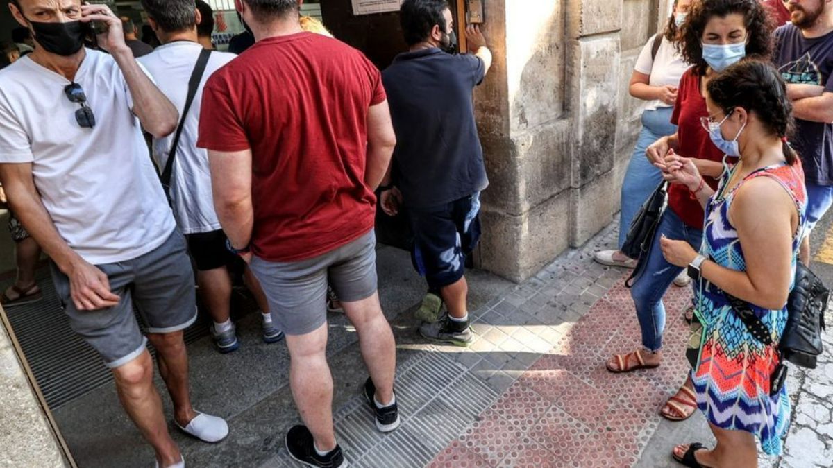 Colas en el centro de salud La Fábrica de Alcoy el pasado día 30 tras una citación masiva por SMS para terceras dosis. JUANI RUIZ