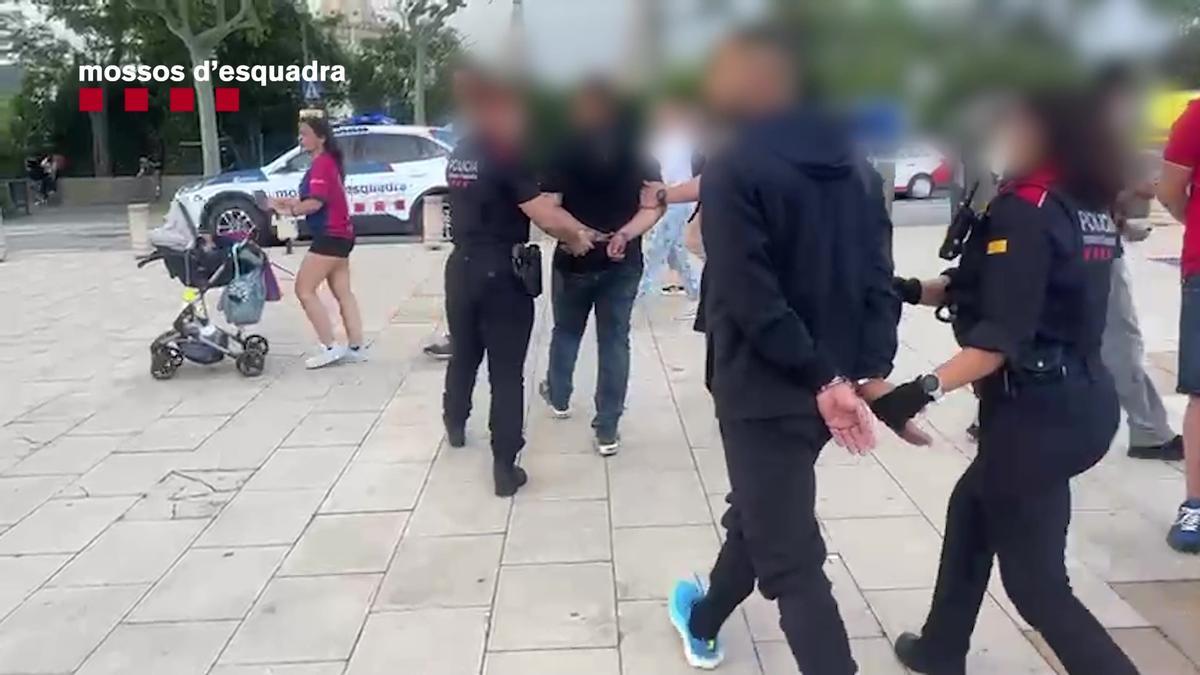 Imagen de la detención por parte de Mossos