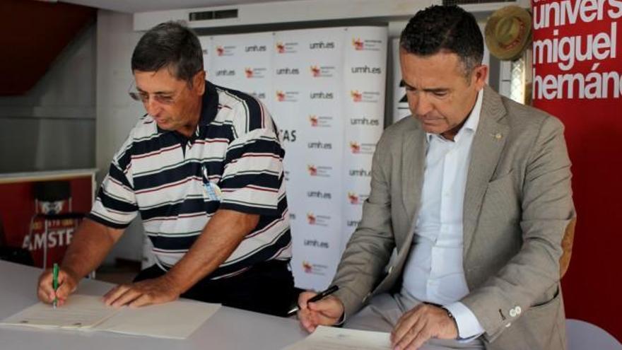 El rector de la UMH, Jesús Pastor, y el presidente del Elche, Diego García, firmando el contrato