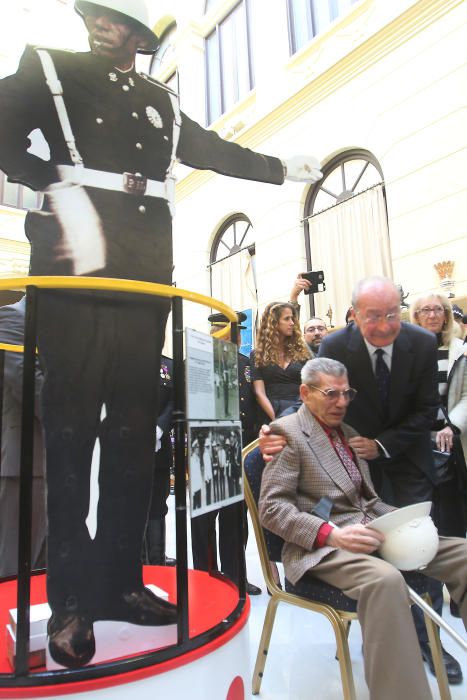 La muestra recoge documentos y fotografías históricas que muestran la evolución del cuerpo. Puede visitarse en el Patio de las Banderas del Ayuntamiento durante semana y media