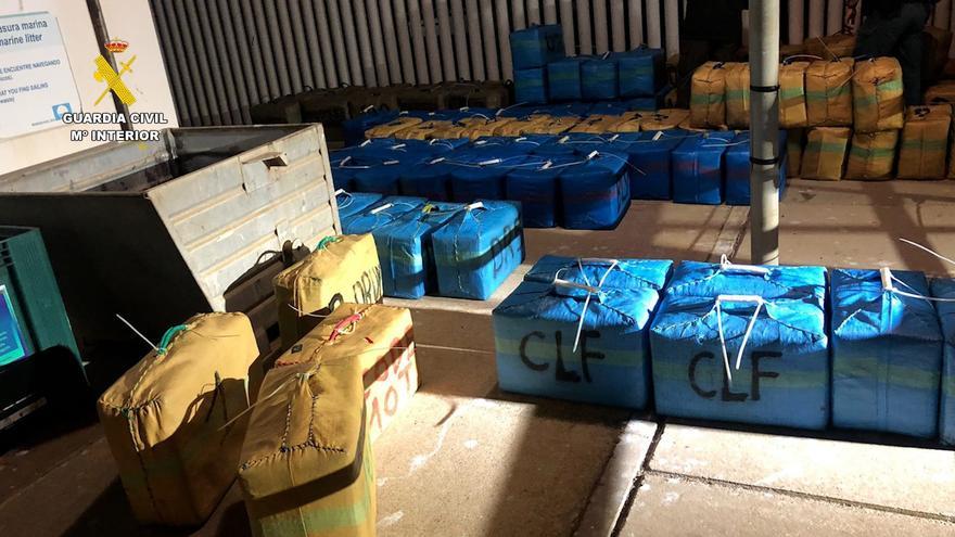 Más de cuatro toneladas de hachís intervenidas en una lancha angulera en el Guadalquivir