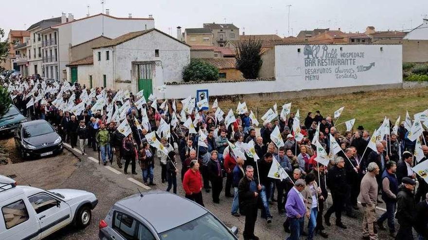 Participación de vecinos de los pueblos de La Culebra en una manifestación convocada por la Alianza .