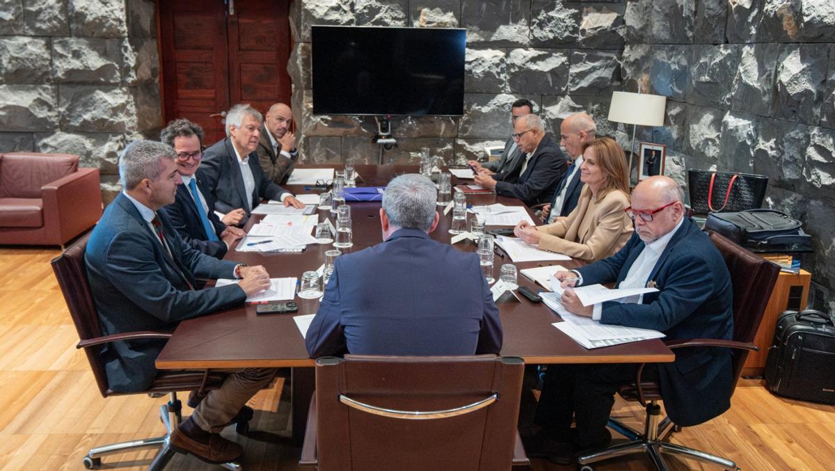 El presidente Fernando Clavijo, de espaldas, durante la reunión con los portavoces del Parlamento de la que se ausentaron el PSOE y NC.