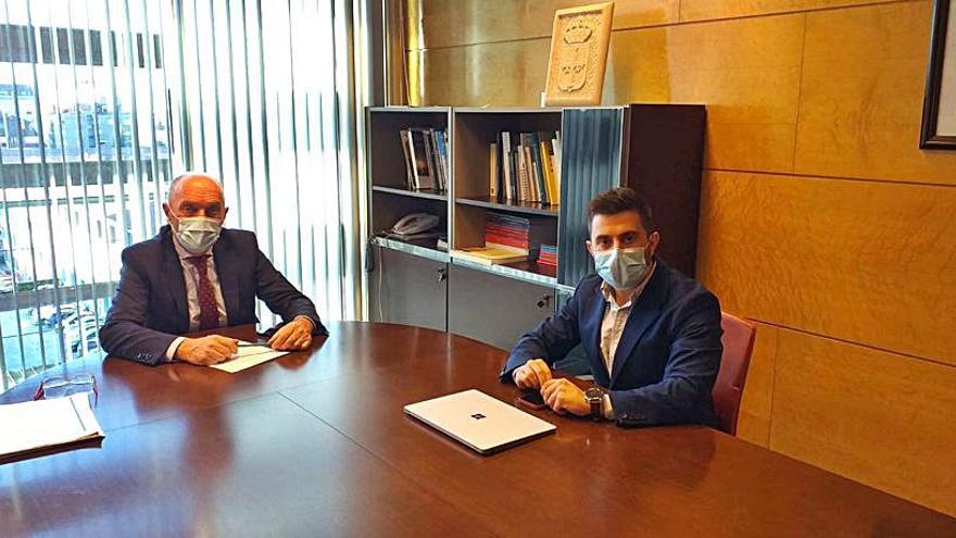 El consejero de Medio Ambiente, Juan Cofiño, y el alcalde de Cudillero, ayer, en la reunión que celebraron en Oviedo.