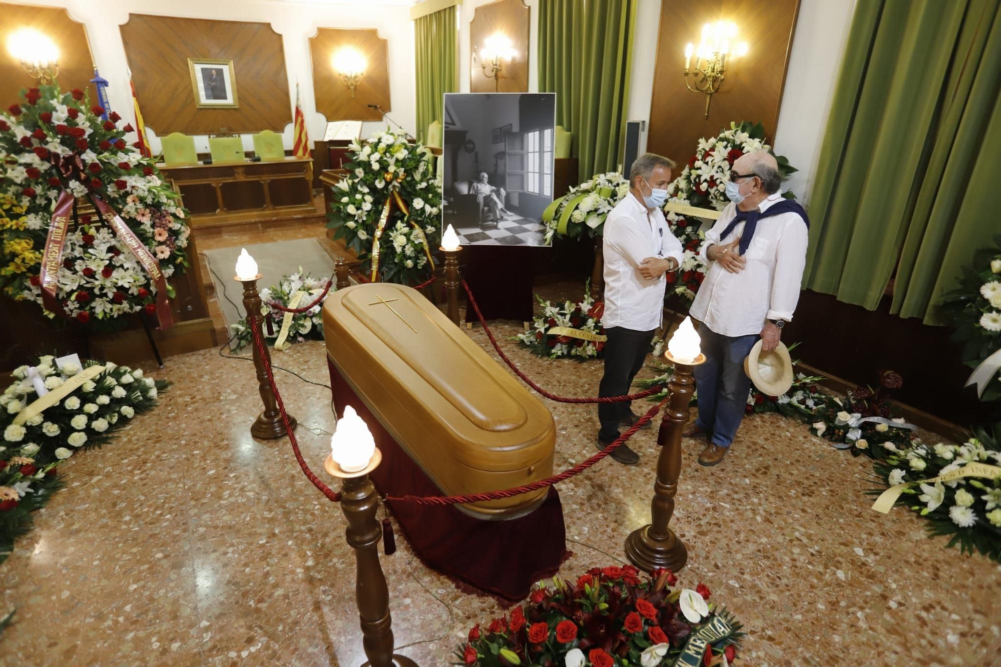 Capilla ardiente de Francisco Brines en Oliva