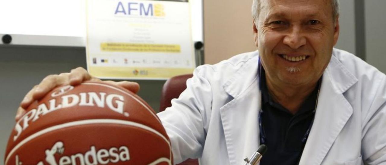 Pedro Montesdeoca, con un balón de baloncesto, en una imagen de archivo.