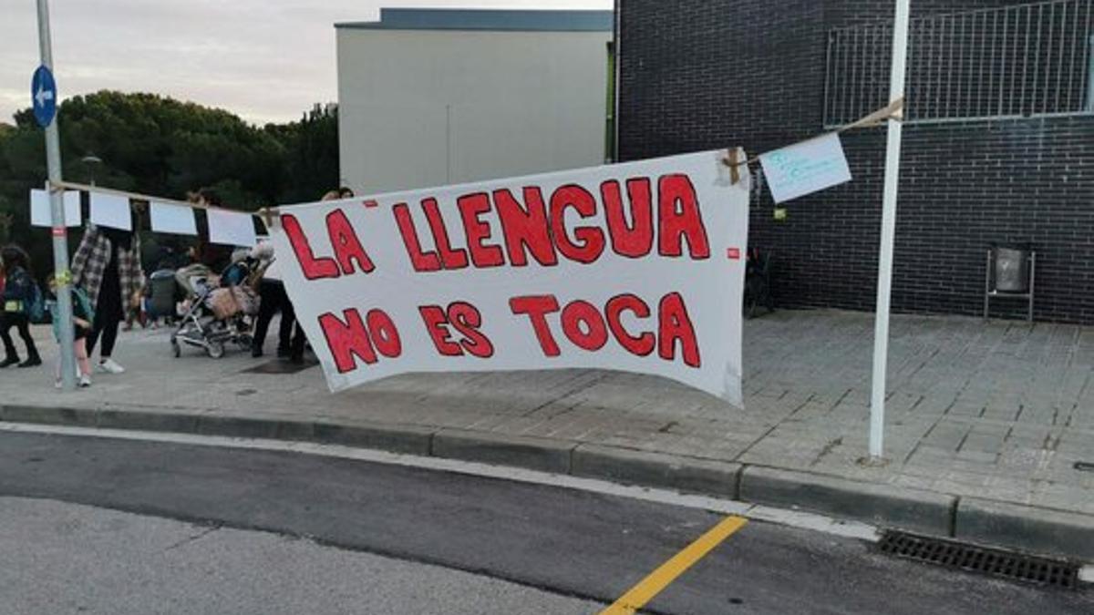 Pancarta en favor del catalán, a las puertas de un colegio..
