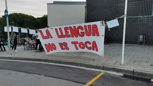 Pancarta en favor del catalán, a las puertas de un colegio.