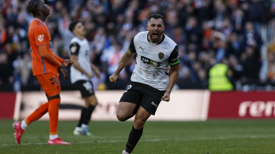 Luis Rioja se ha convertido en uno de los líderes del Valencia a pesar de ser un recién llegado al club. | BIEL ALIÑO / EFE