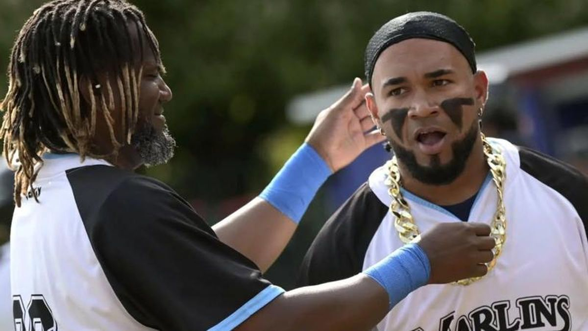 Los jugadores de los Marlins celebran una carrera decisiva durante la Baseball European Cup 2025.