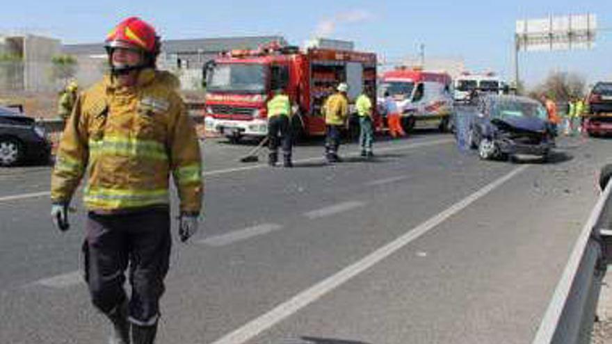 Los bomberos, interviniendo en el accidente.