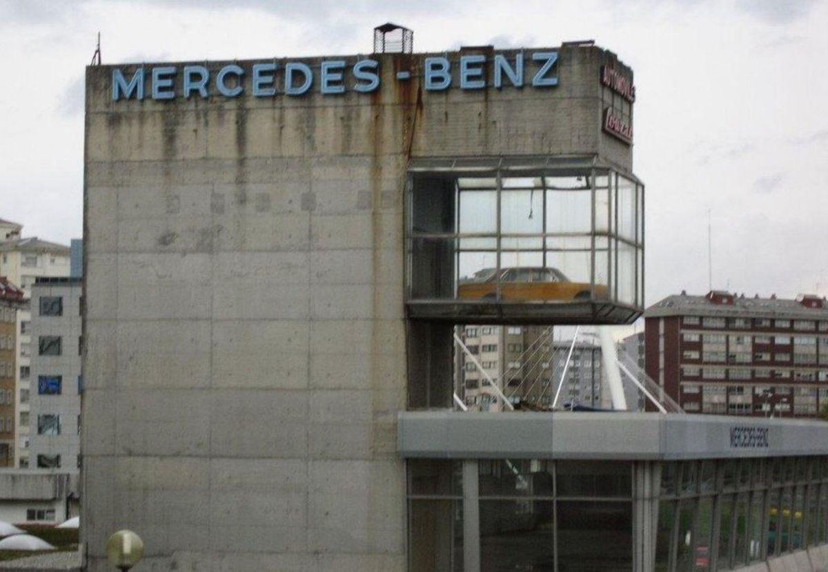 Concesionario Louzao. Domingo Tabuyo, 1977. Durante 30 años presidió la entrada a la ciudad. Fue derribado en 2007 y para Alcántara no solo desapareció el concesionario, «sino todo un símbolo de A Coruña».