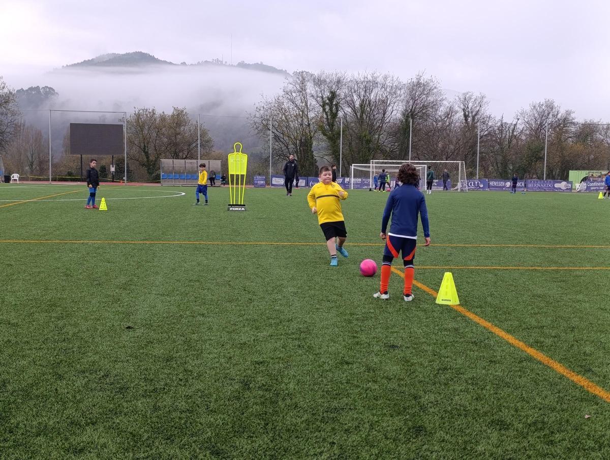 Montse Tomé comparte la Nochebuena con los niños del Atlético de Lugones