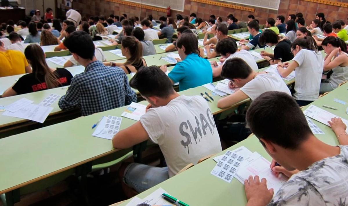 Alumnos examinándose.