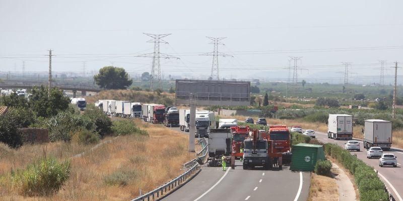 Colas en la AP-7 tras volcar un camión a la altura de Vila-real