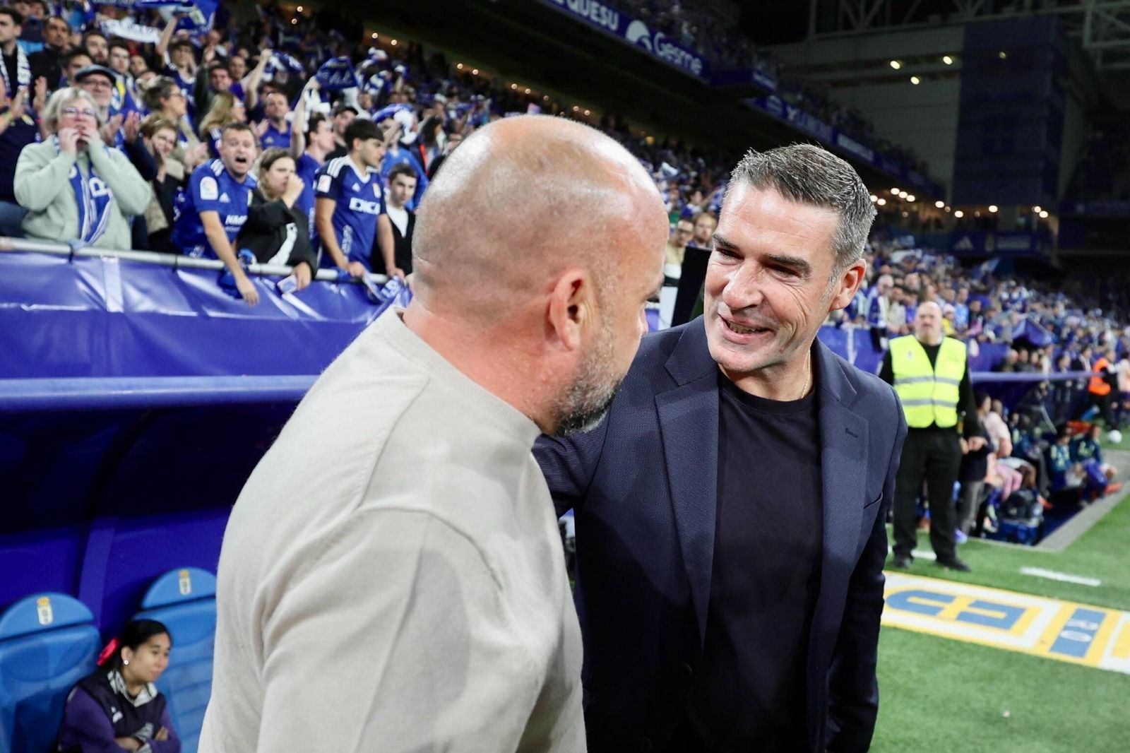 Luis Carrión se saluda con Manolo en su redebut en el Tartiere