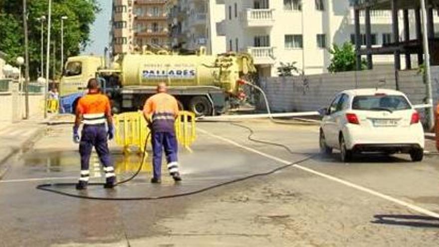 El trencament d&#039;una canonada obliga a tallar una avinguda de Blanes