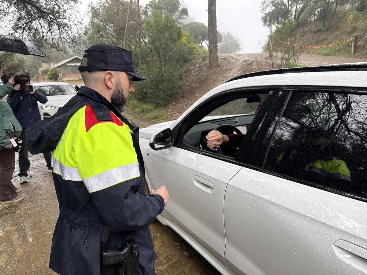 La lluvia se alía con Mossos y Guardia Urbana en el primer fin de semana de cierre de Collserola en Barcelona