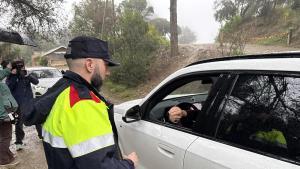 La lluvia se alía con Mossos y Guardia Urbana en el primer fin de semana de cierre de Collserola en Barcelona
