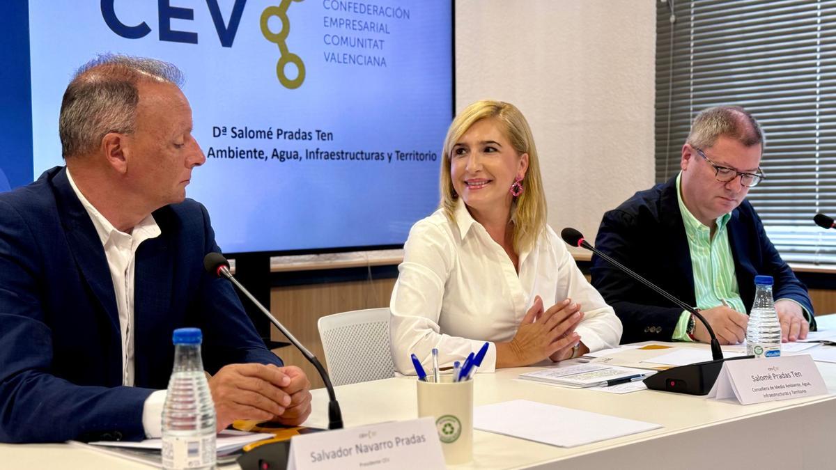 El presidente de CEV, Salvador Navarro; la consellera Salomé Pradas y el presidente de la patronal en Castellón, Luis Martí