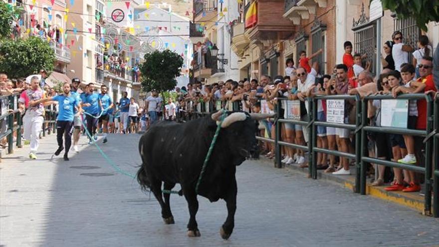 El toro de cuerda pone de relieve el atractivo de los festejos populares