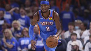 Oklahoma City Thunder guard Shai Gilgeous-Alexander (2) dribbles down the court during the second half of Game 5 of the Western Conference finals of the NBA basketball playoffs against the Minnesota Timberwolves, Wednesday, May 28, 2025, in Oklahoma City. (AP Photo/Nate Billings). EDITORIAL USE ONLY/ONLY ITALY AND SPAIN