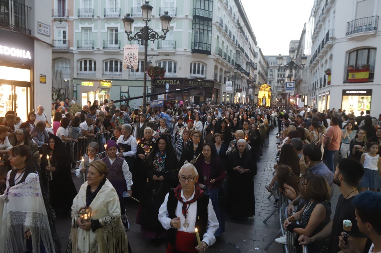 El Rosario de Cristal deslumbra en las calles de Zaragoza