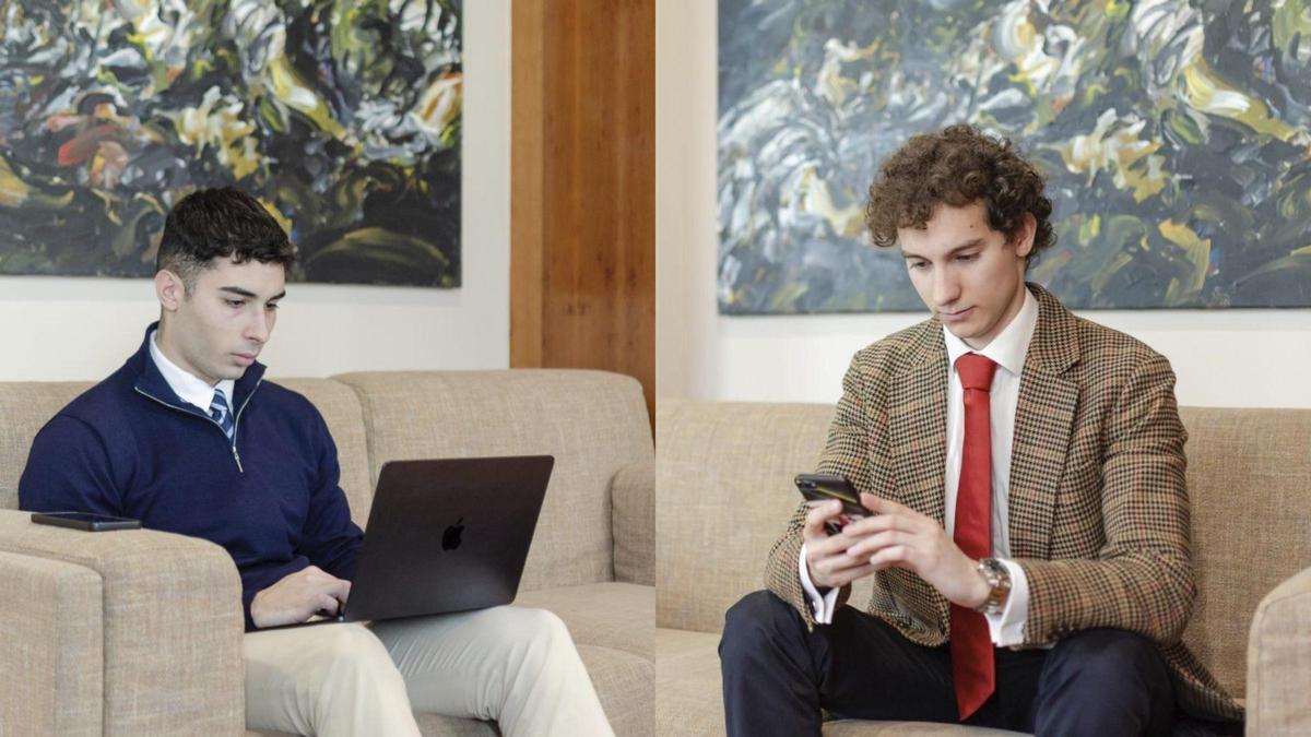 Diego Turrión y Nicolás  Alonso mientras organizan las redes sociales del proyecto.