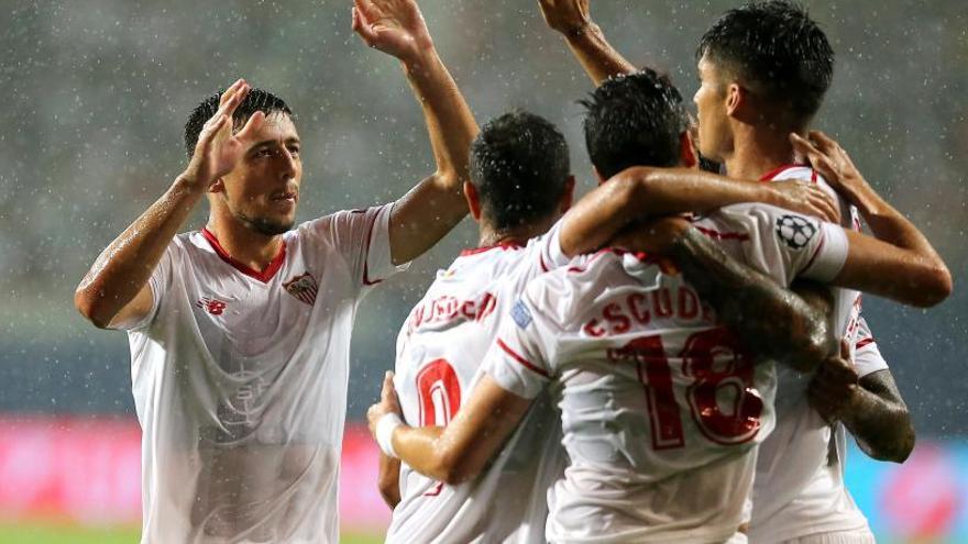 Los futbolistas del Sevilla celebran uno de sus goles.