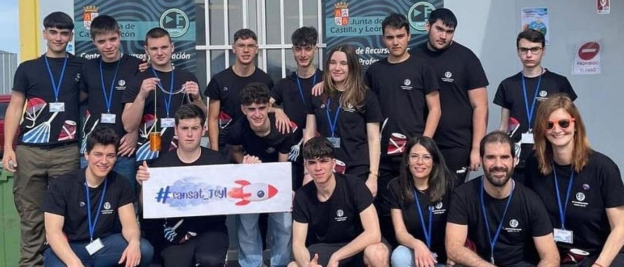 El equipo del IES Maestro Haedo que ha logrado ser campeón de Castilla y León en el certamen CanSat. | Cedida