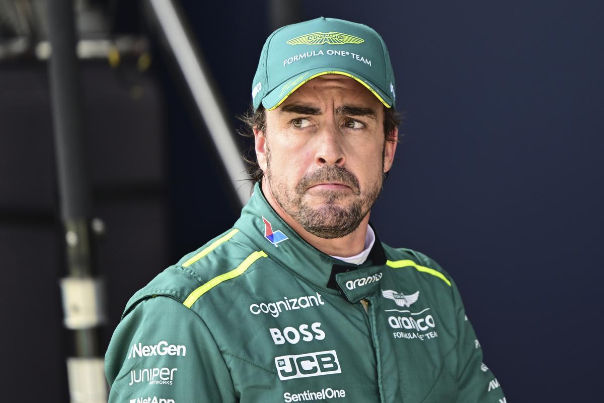 Aston Martin driver Fernando Alonso of Spain walks through pits after failing to finish qualifying session for the Austrian Formula One Grand Prix at the Red Bull Ring racetrack in Spielberg, Austria, Saturday, June 29, 2024. (AP Photo/Christian Bruna, Pool). POOL PHOTO