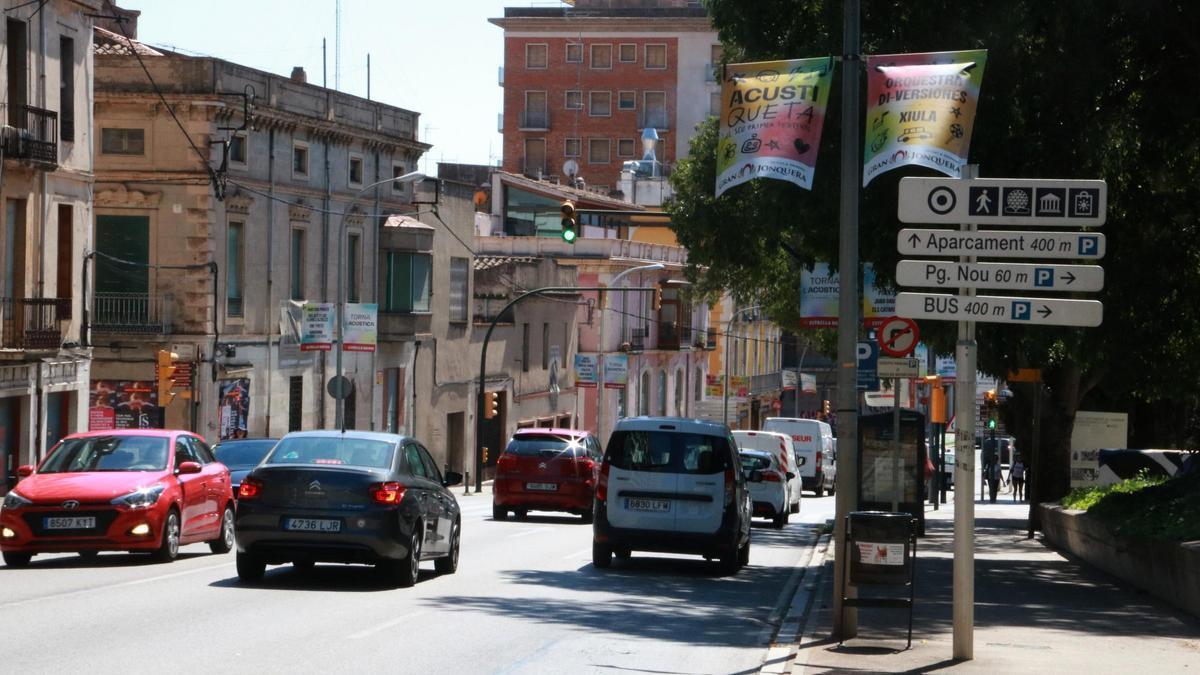 L'antiga N-II al seu pas pel centre de Figueres en un dels trams amb quatre carrils.