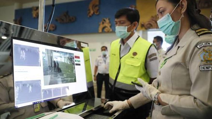 Control de temperatura en el aeropuerto de Bali.