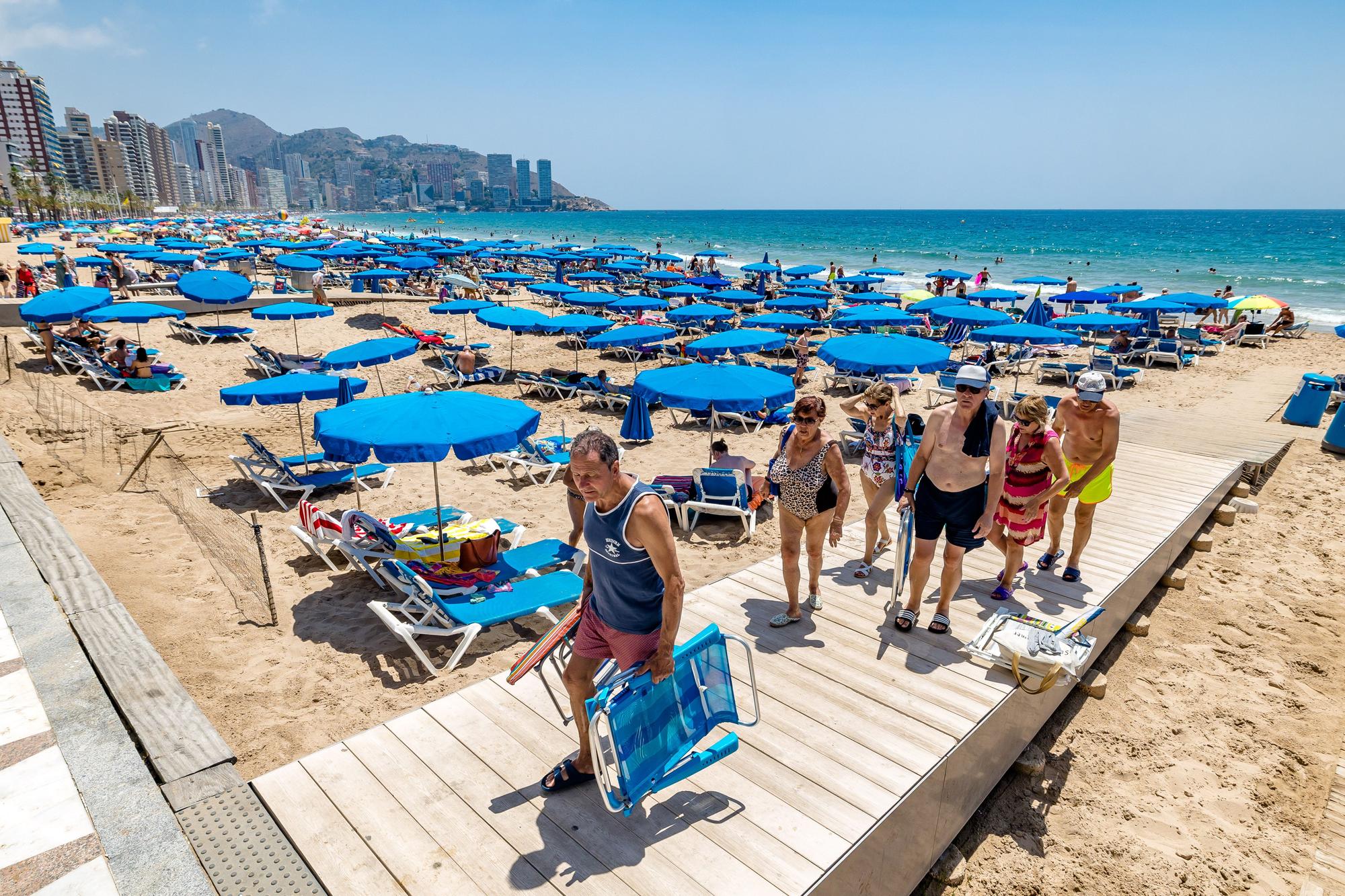 La elevada ocupación de las playas con hamacas y sombrillas de alquiler es una de las quejas que más se repiten en las playas cada año.