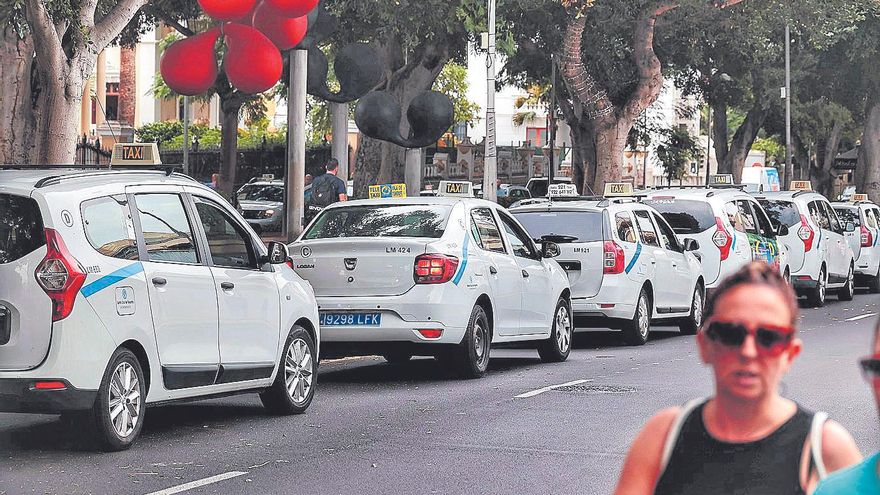 Varias personas se ofrecen por redes sociales como taxistas piratas para el Carnaval de Santa Cruz